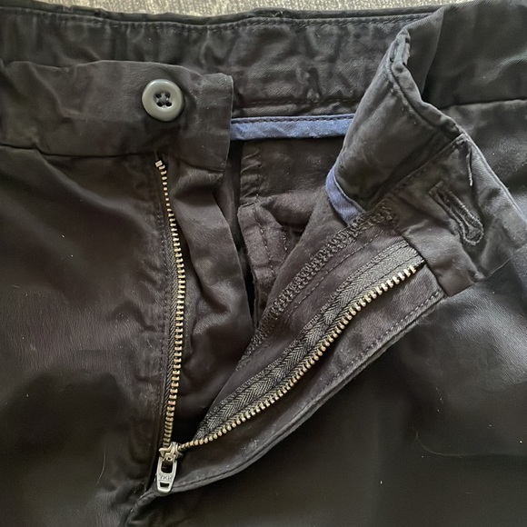 Uniqlo Men’s Black Bermuda Shorts (Waist 30-33) - Picture 5 of 7